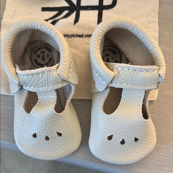 NWOT Freshly Picked Rose Gold and Cream Moccasins Soft Sole Shoes - Picture 3 of 5